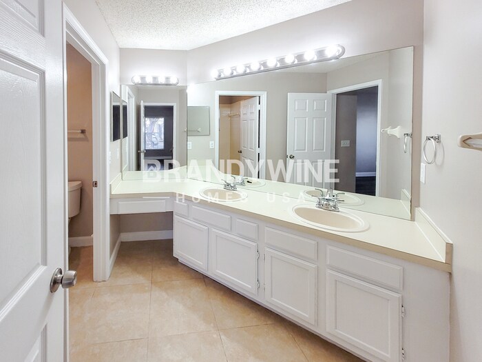 Building Photo - 542 Queensbridge Dr