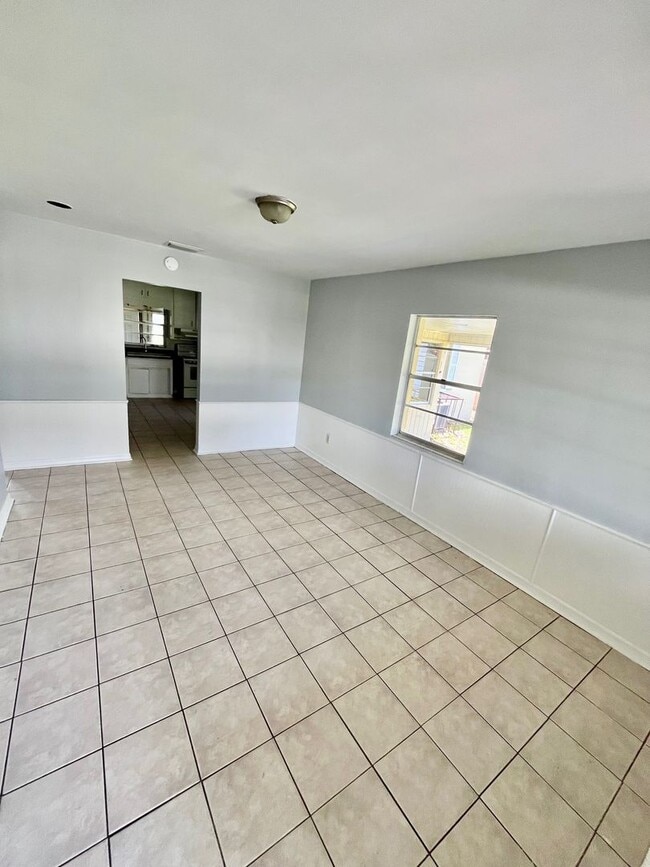 Building Photo - HUGE Lakeland 3BR/1BA w/Carport in Nice Re...