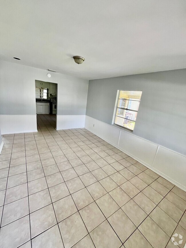 Building Photo - HUGE Lakeland 3BR/1BA w/Carport in Nice Re...