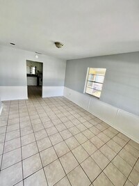 Building Photo - HUGE Lakeland 3BR/1BA w/Carport in Nice Re...