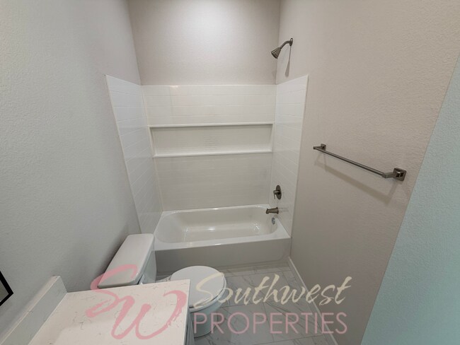 Building Photo - FOUR bedroom townhouse. Off campus living with easy, close to campus style!