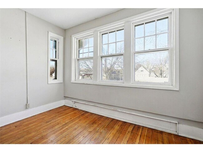 Building Photo - 604 Holly Ave