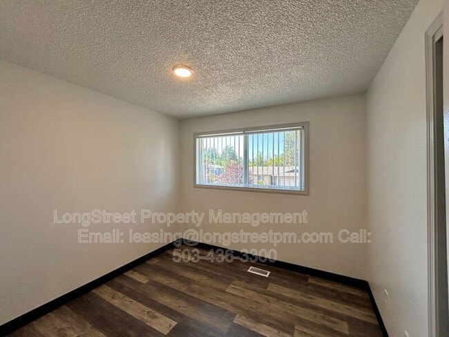 Building Photo - 794 SW Orchard Pl