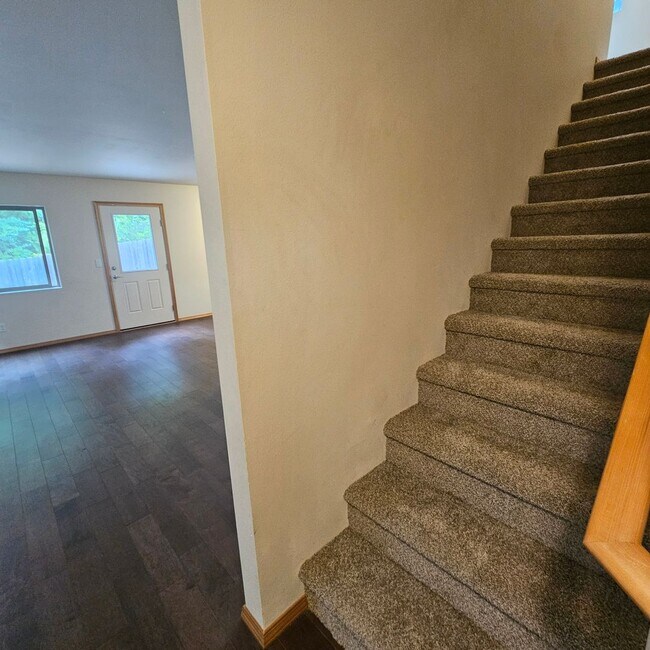 Building Photo - Spacious Poulsbo Home with Modern Comfort and a Prime Location