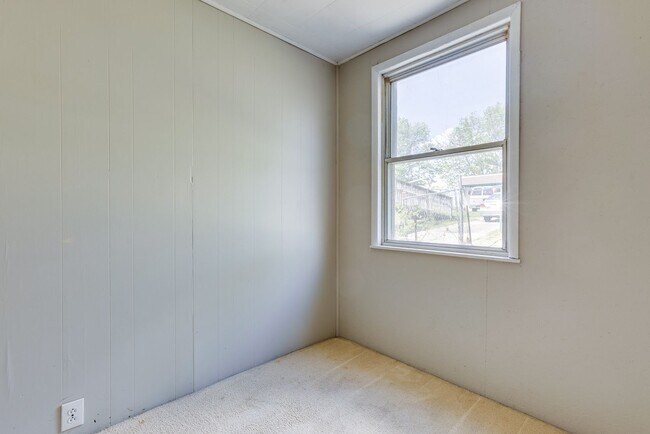 Building Photo - Available MAY 2026 - Beautiful, LARGE 4+ bedroom/2 bath GEM in South Side Slopes!