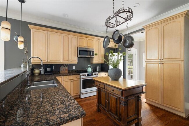 Building Photo - 28 Clay St SE