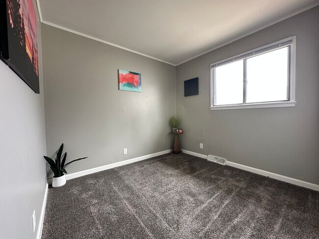 Building Photo - Spacious 2 bed, 1 bath home for rent in NE Waterloo available IMMEDIATELY .