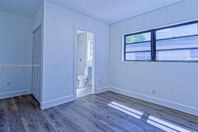 Building Photo - 372 W Dayton Cir