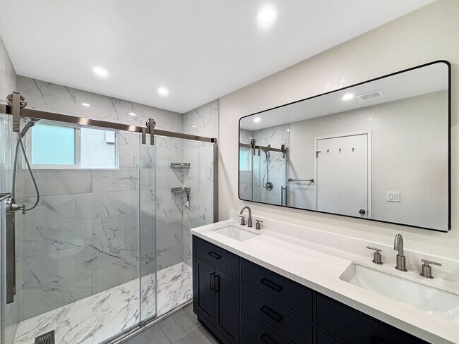 Building Photo - Beautiful 3BD/3BA Townhouse in Fashion Val...