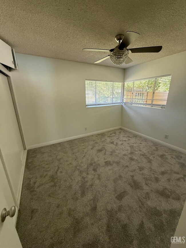 Building Photo - 400 Fairway Dr