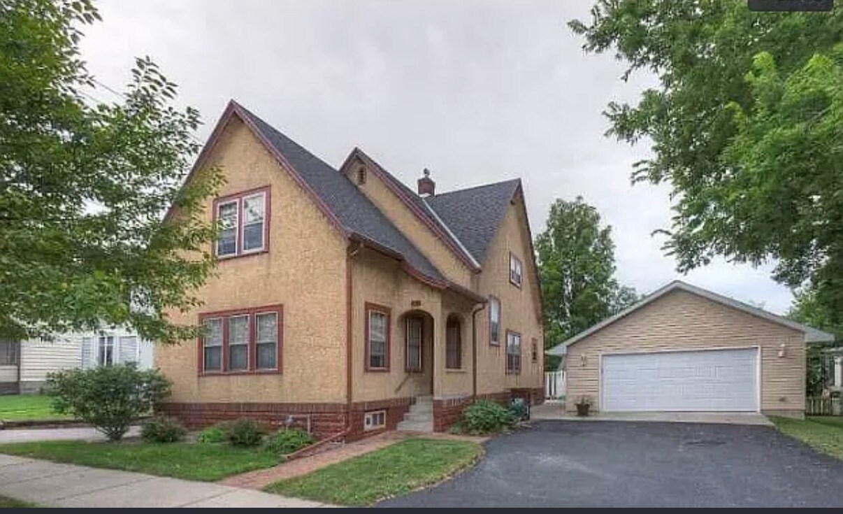 Building Photo - 313 E Rock St