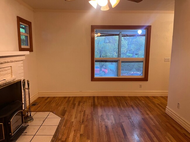 Building Photo - Cozy 2 Bedroom Home Nestled Between Greenlake and the Woodland Park Zoo