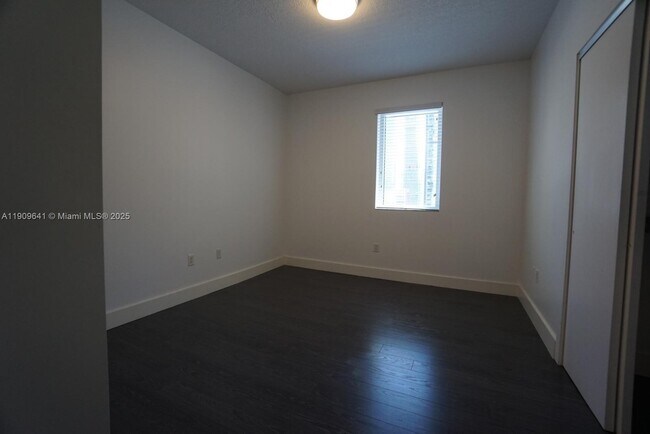 Building Photo - 1060 Brickell Ave