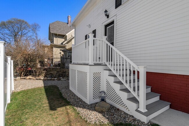 Building Photo - 16 Devens St