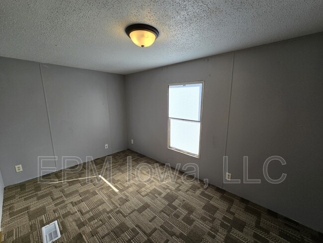 Building Photo - 700 W Ridgeway Ave