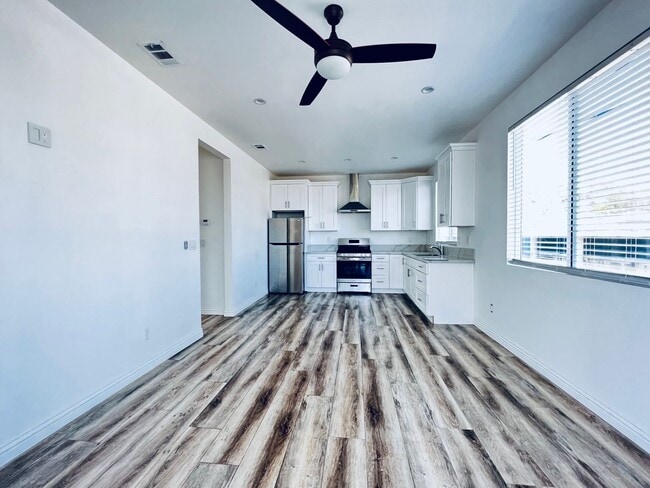 Building Photo - Private 2 bedroom, 1bath back house