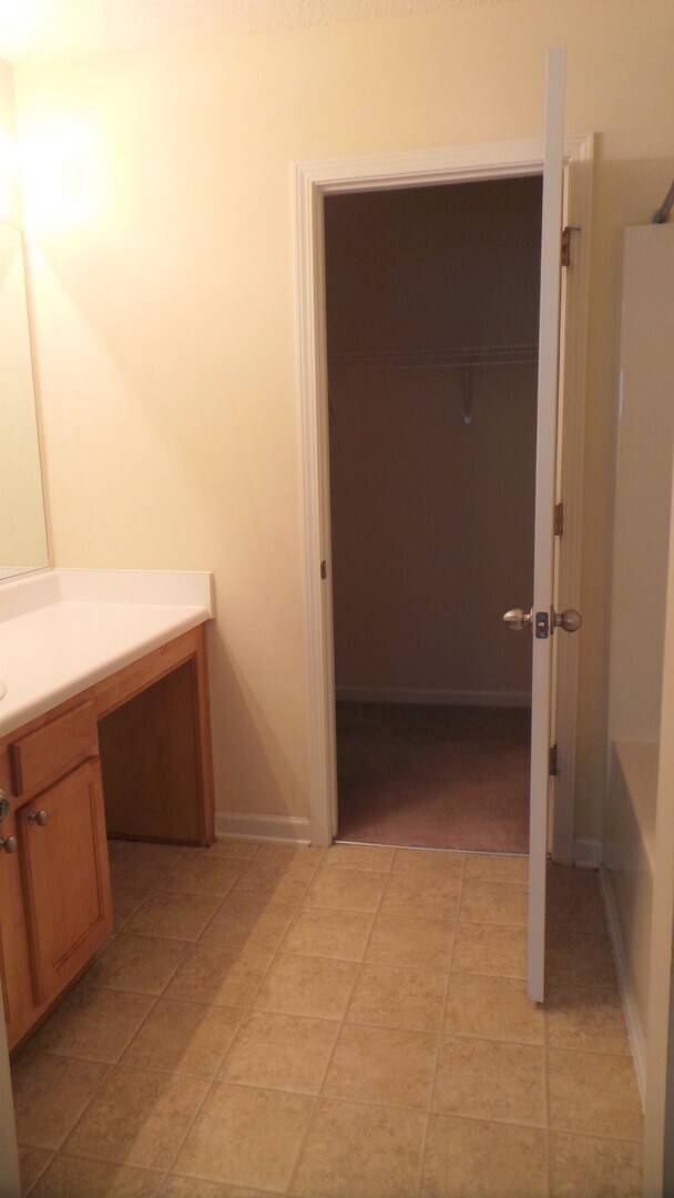 Building Photo - ~~ 4 Bedroom End Unit Townhome            ...