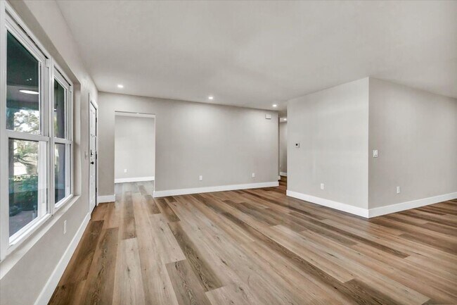 Building Photo - 525 Lamara Way NE