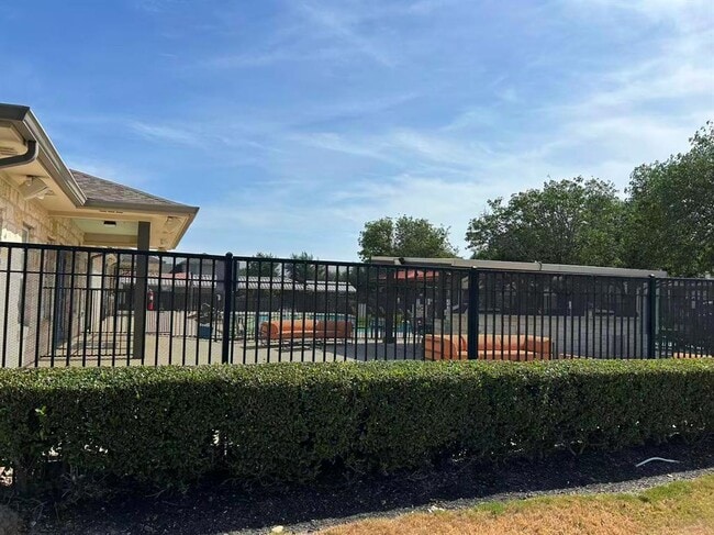 Building Photo - 17612 Bridgefarmer Blvd