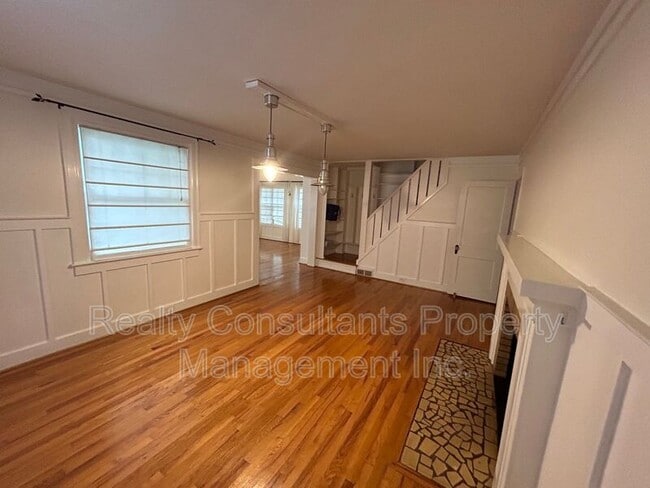 Building Photo - 2461 Lyndhurst Ave