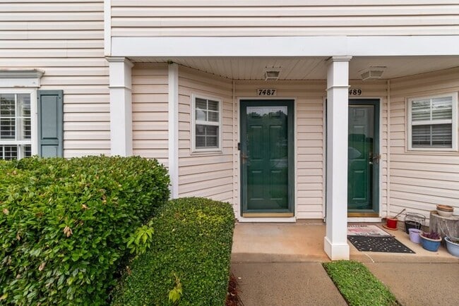 Building Photo - Your Perfect Townhome Is Here!