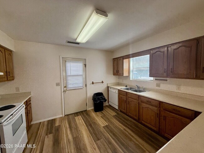 Building Photo - 350 Rim Rock Cir
