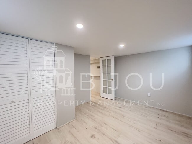 Building Photo - Located Close to Memorial Park!