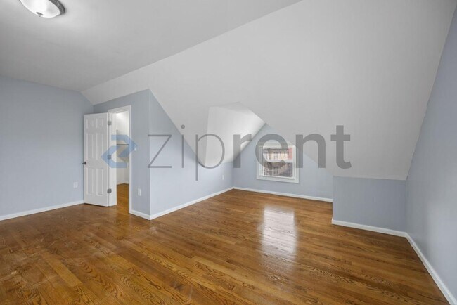 Building Photo - 92 Maple St