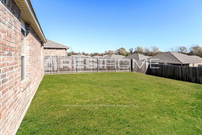 Building Photo - 916 Klare Ln