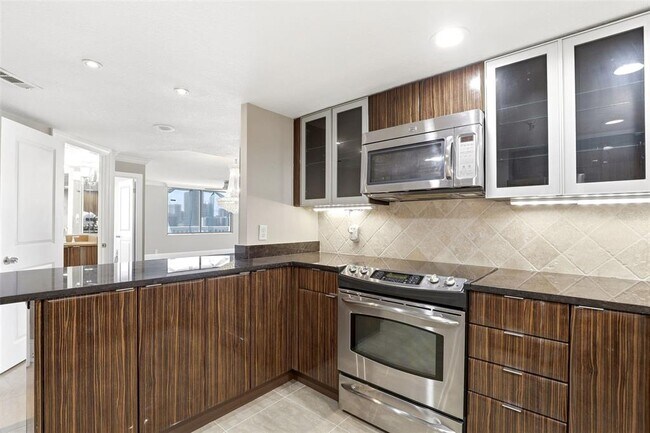 Building Photo - 400 E Colonial Dr