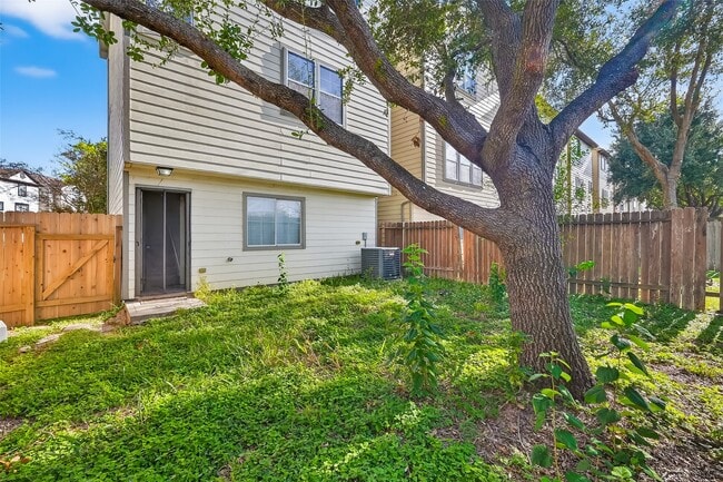 Building Photo - 3019 Clearview Cir