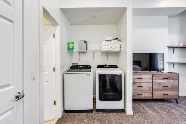 Building Photo - Urban Luxury with Stunning City Views – 2BR/2BA in Over-the-Rhine