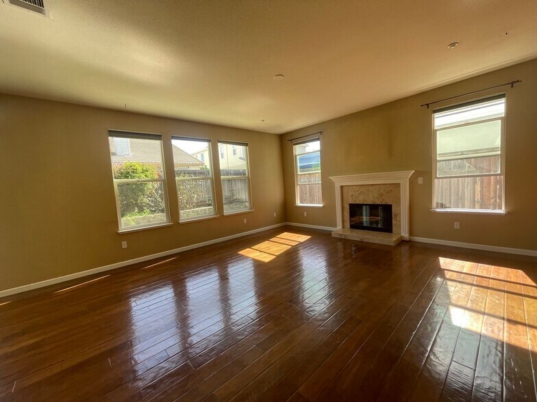 Building Photo - 1669 Marina Way