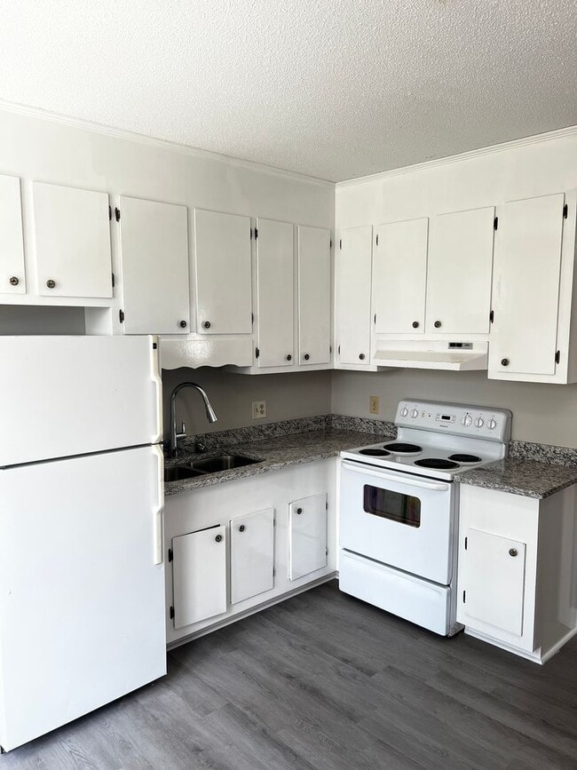 Building Photo - Newly Renovated 1 Bed/1 Bath Quadplex in C...