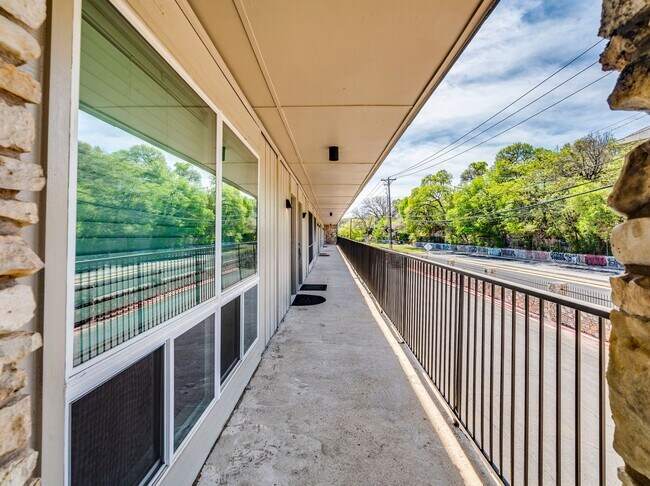 Building Photo - 500 E Riverside Dr
