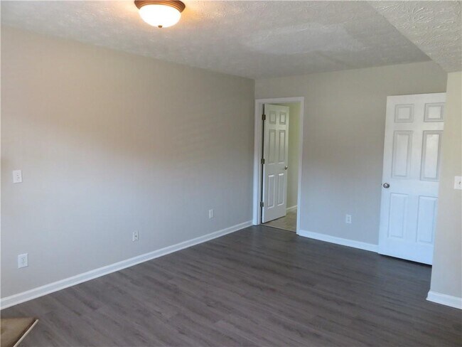 Building Photo - 204 Twin Pines Ct