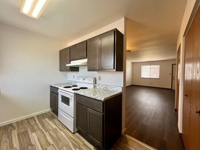 Building Photo - 2 Bed | 1.5 Bath | Townhouse