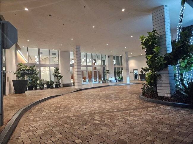 Building Photo - 350 S Miami Ave