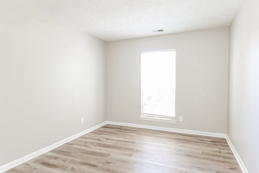 Building Photo - 2601 Clarencefield Dr