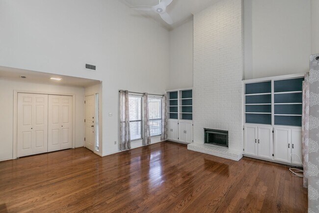 Building Photo - BEAUTIFUL and SPACIOUS Townhome in Ideal L...