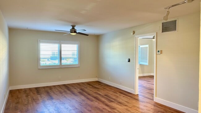 Building Photo - 12 NE 19th Ct