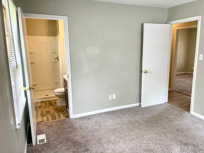 Building Photo - Welcome to this charming 4 bedroom, 2 bath...