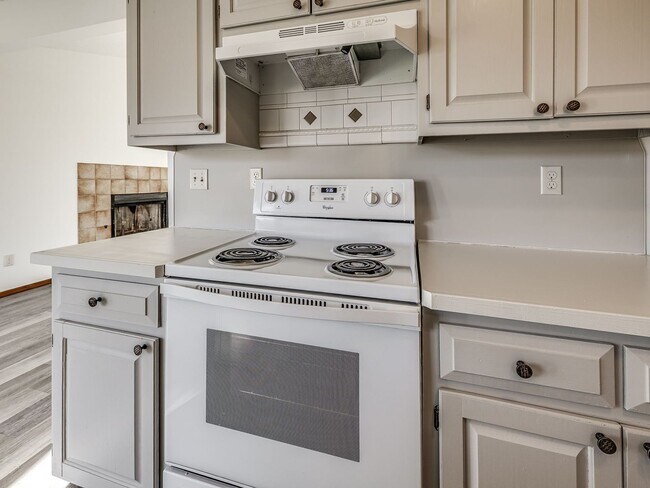 Building Photo - Move in discount / $800 first month rent