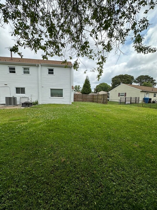 Building Photo - Pembroke Manor-4 bedroom 2.5 bath Single f...