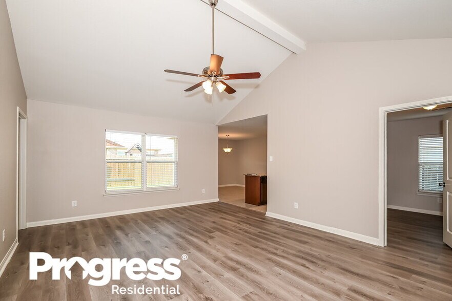 Building Photo - 1327 Chapman Dr