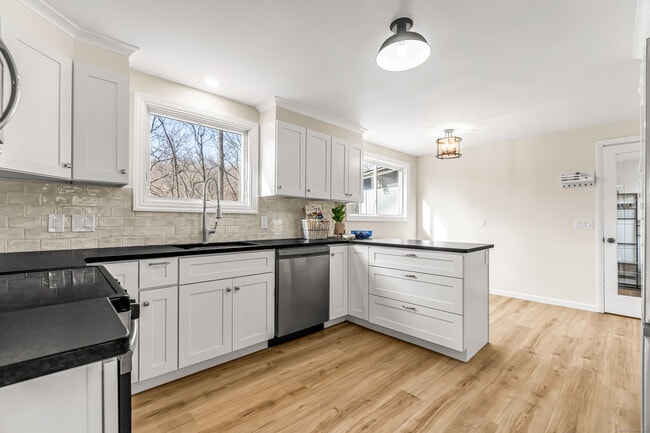 Building Photo - 149 Lakeside Blvd E