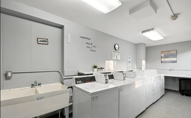 Building Photo - 2600 Brookwood Way Dr