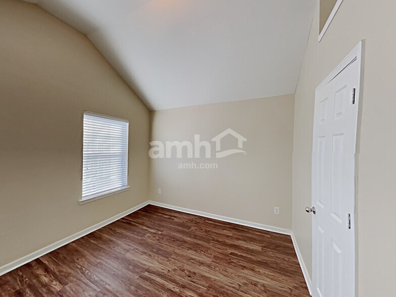 Building Photo - 119 Hidden Creek Dr