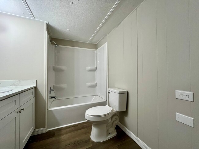 Building Photo - 2 Bed 2 Bath Thonotosassa! New paint throu...