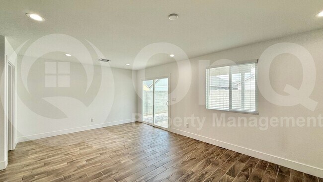 Building Photo - 5733 S 13th Ave